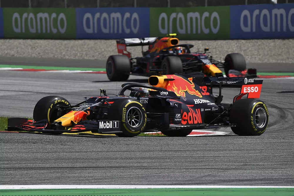 Max Verstappen, Red Bull Racing RB16, devant Alex Albon, Red Bull Racing RB16