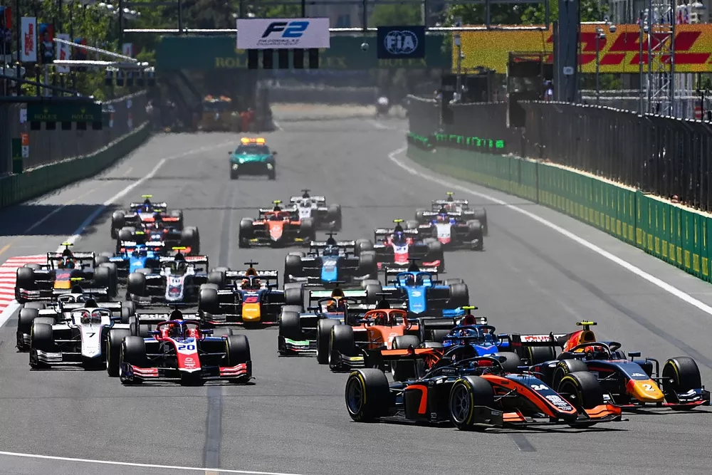 Jake Hughes, Van Amersfoort Racing leads Jehan Daruvala, Prema Racing at the start