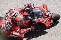 Bagnaia pulveriza el récord y a Quartararo le traiciona el casco