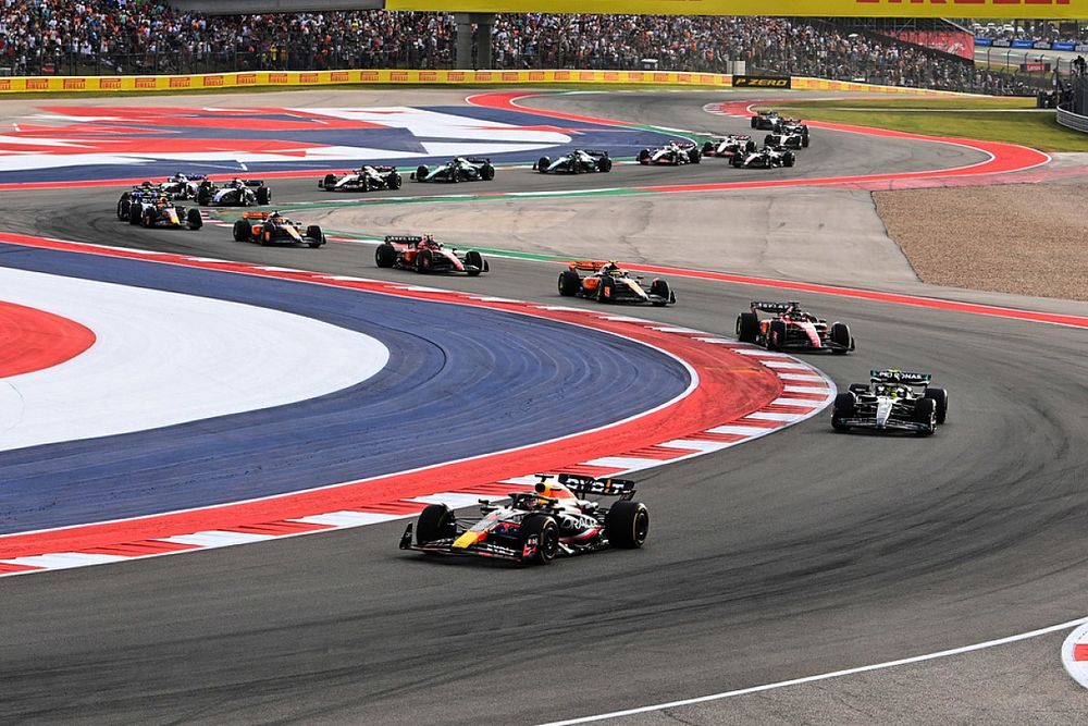 Max Verstappen, Red Bull Racing RB19, Lewis Hamilton, Mercedes F1 W14, Charles Leclerc, Ferrari SF-23, Lando Norris, McLaren MCL60, the rest of the field on the opening lap