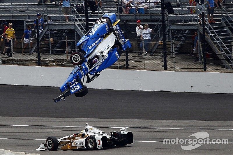 Scott Dixon, Chip Ganassi Racing Honda crashes, Helio Castroneves, Team Penske Chevrolet passes