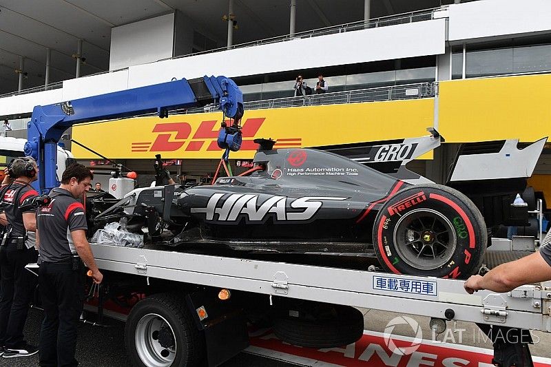 The crashed car of Romain Grosjean, Haas F1 Team VF-17 is recovered in Q1