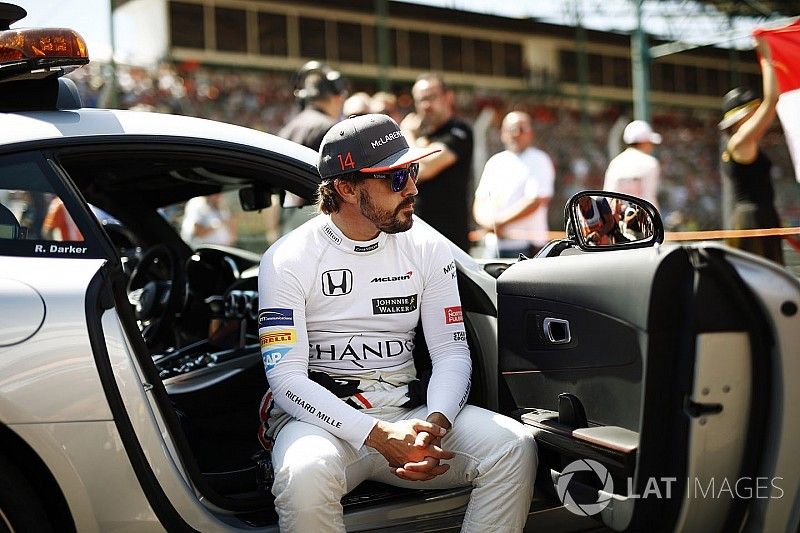 Fernando Alonso, McLaren, se sienta en un coche oficial
