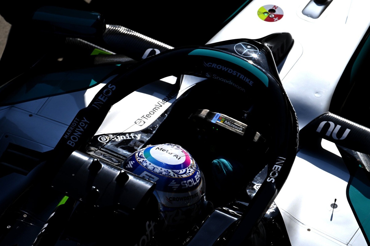 F1 | Russell, un problema elettrico ha mandato in tilt la W17: l'ha dovuta riavviare 3 volte