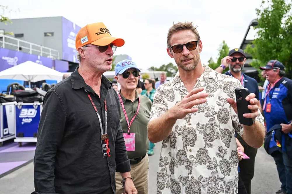 Eddie Irvine ve Jenson Button, Paddock'ta sohbet ediyorlar. 