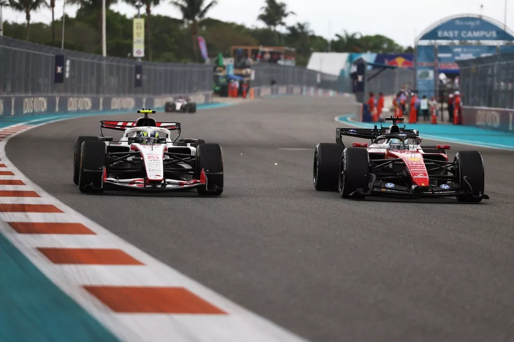 Charles Leclerc, Ferrari, Oliver Bearman, Haas F1 Team
