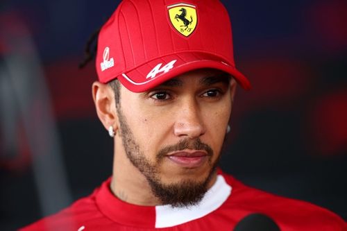 Hamilton responde cr&iacute;ticas e nega que projetos paralelos &agrave; F1 sejam "distra&ccedil;&atilde;o"