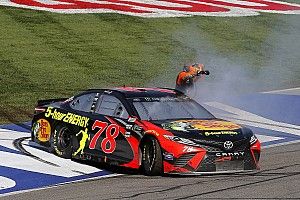 El triunfo de Truex tranquiliza al equipo Furniture Row