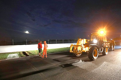 Silverstone, MotoGP yarışı için gece çalışmaları sürdürüyor