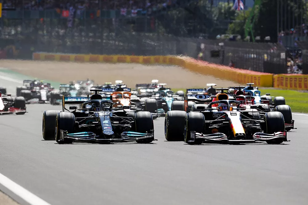 Max Verstappen, Red Bull Racing RB16B, Lewis Hamilton, Mercedes W12 al inicio

