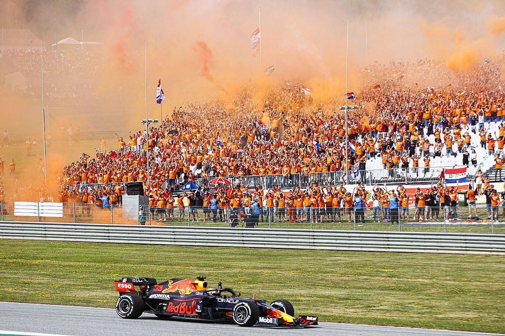 Ganador Max Verstappen, Red Bull Racing RB16B, saluda a sus fans de camino al Parc Ferme