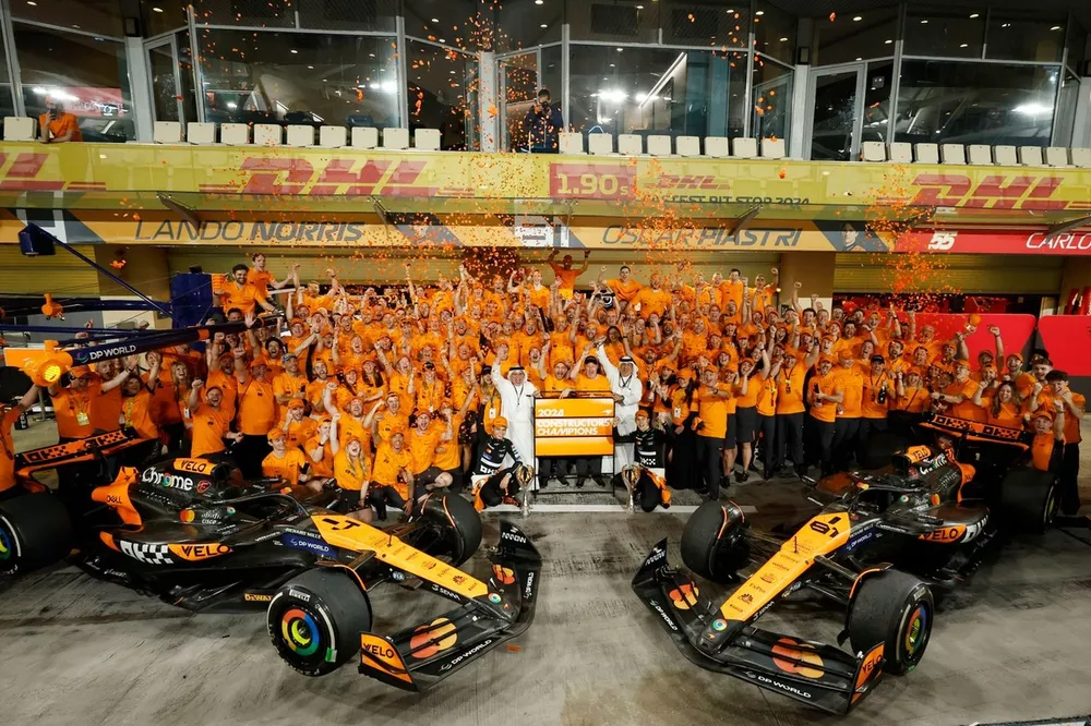 El equipo McLaren celebra tras ganar el t&iacute;tulo de constructores de la F1 2024
