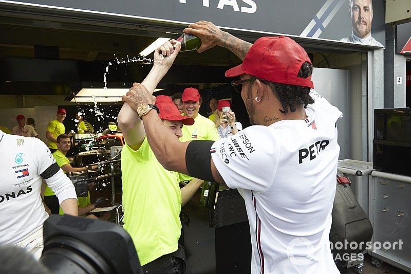 Ganador de la carrera Lewis Hamilton, Mercedes AMG F1 celebra con el equipo