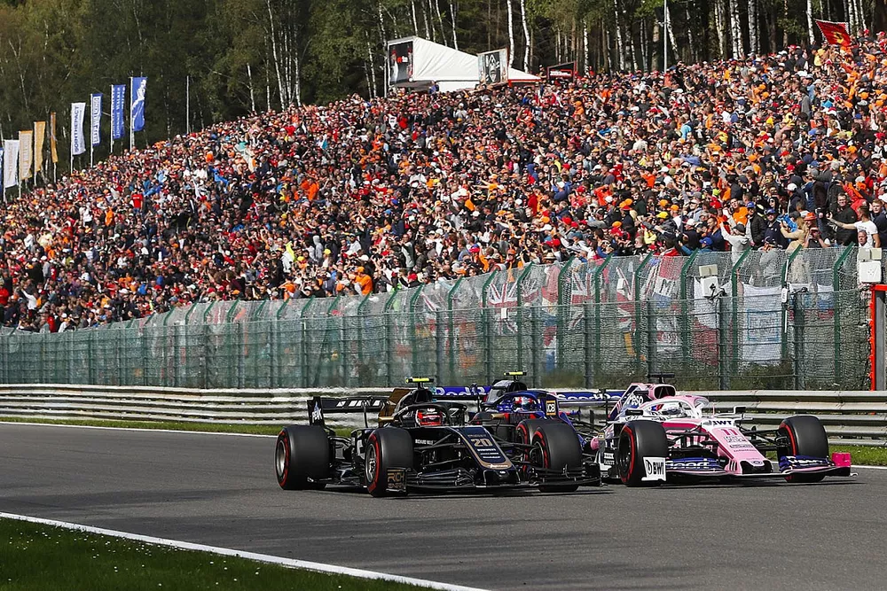 Sergio Pérez, Racing Point RP19, lidera Kevin Magnussen, Haas F1 Team VF-19 y Pierre Gasly, Toro Rosso STR14