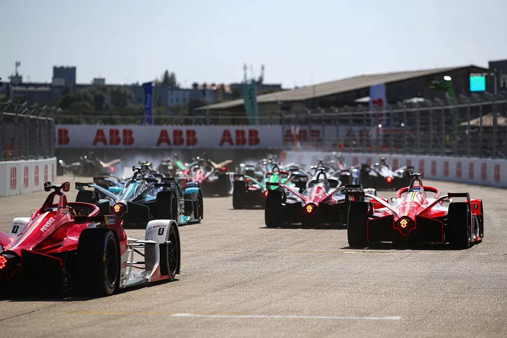Alex Lynn, Mahindra Racing, M7Electro, Sergio Sette Camara, Dragon Penske Autosport, Penske EV-5, al inicio