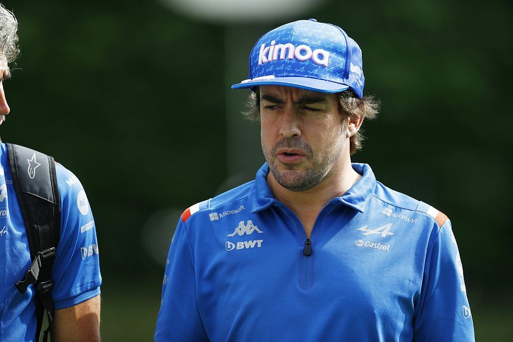 Fernando Alonso, del equipo Alpine F1, llega a la pista