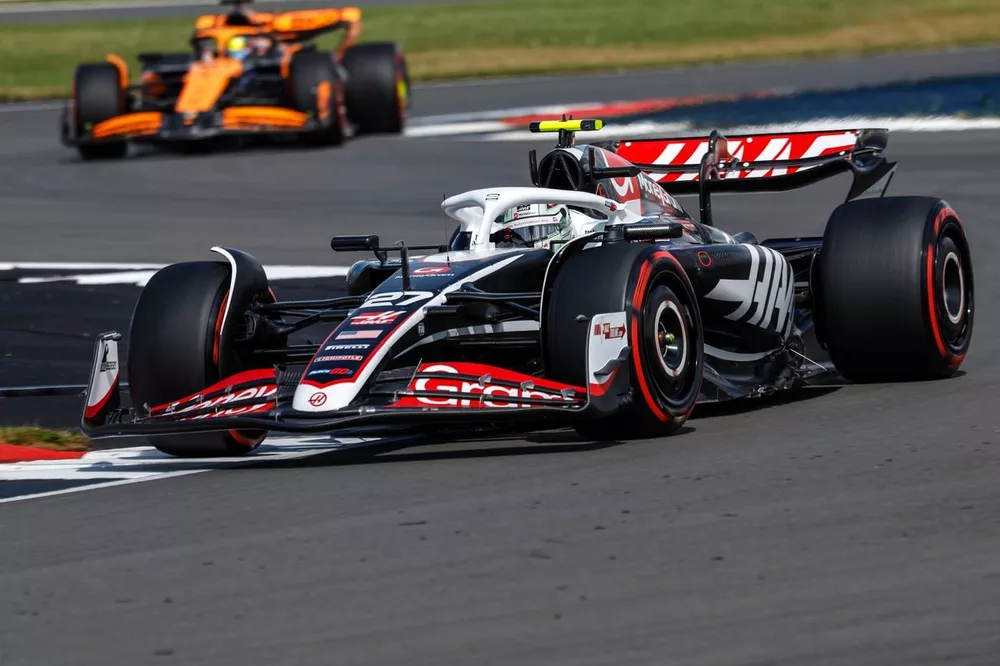 Nico Hulkenberg, Haas VF-24, Oscar Piastri, McLaren MCL38