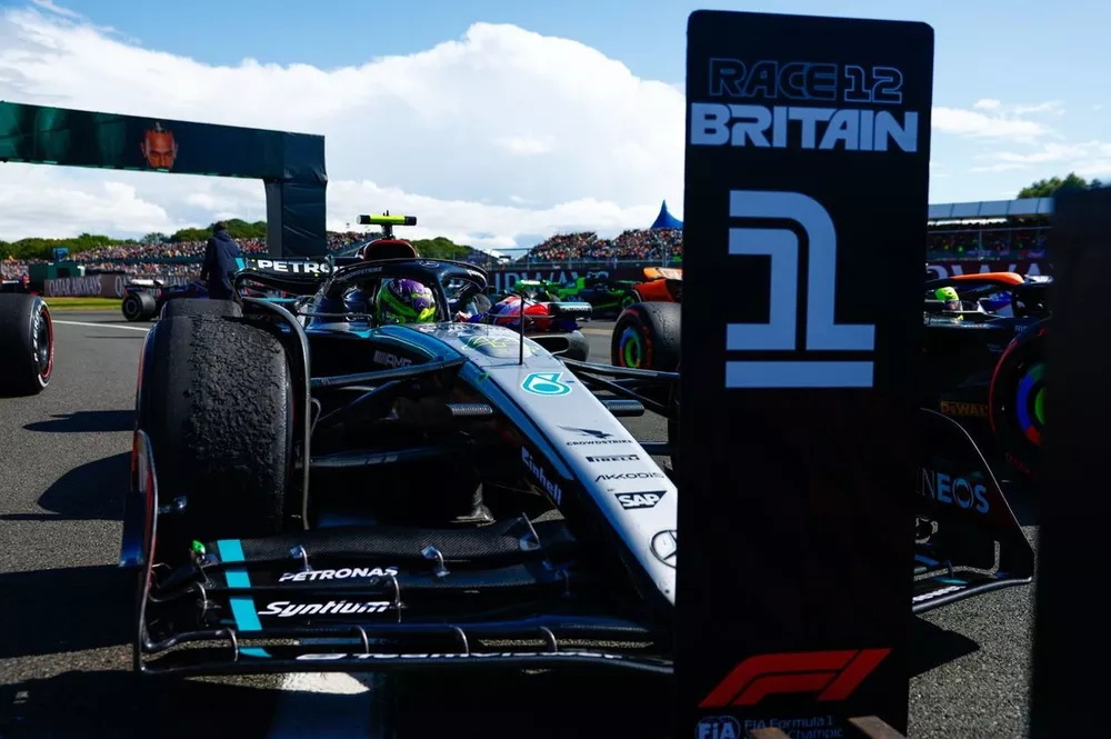 Le vainqueur Lewis Hamilton, Mercedes F1 W15, dans le parc ferm&eacute; avec Lando Norris, McLaren MCL38