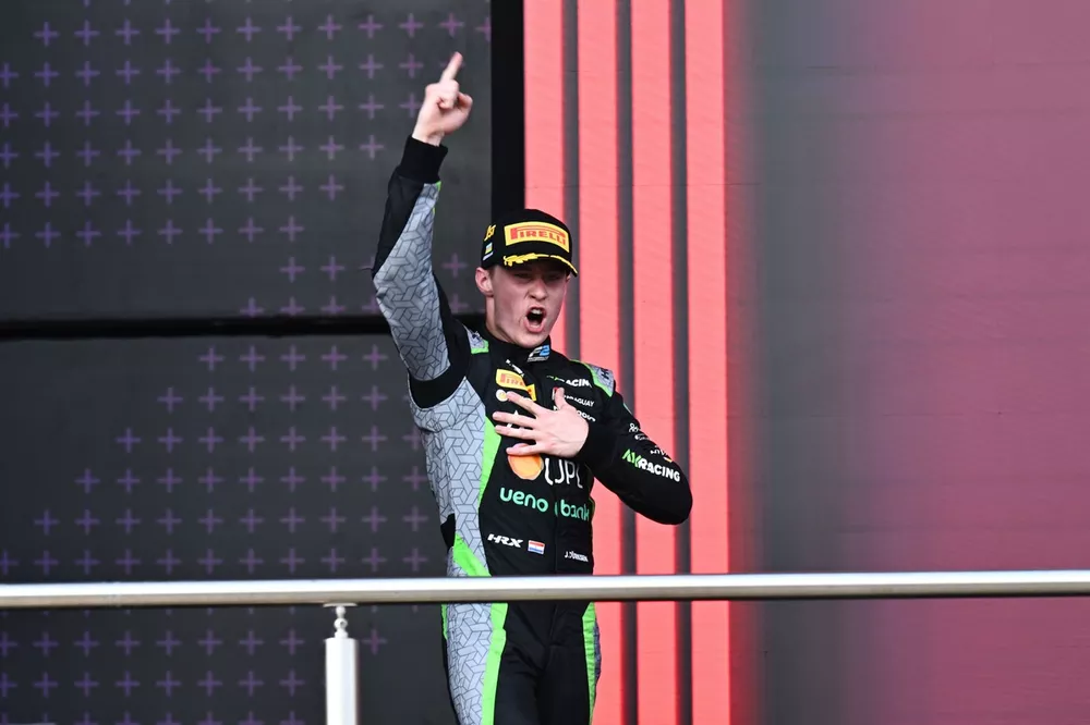 Joshua Durksen, AIX Racing, primero, en el podio