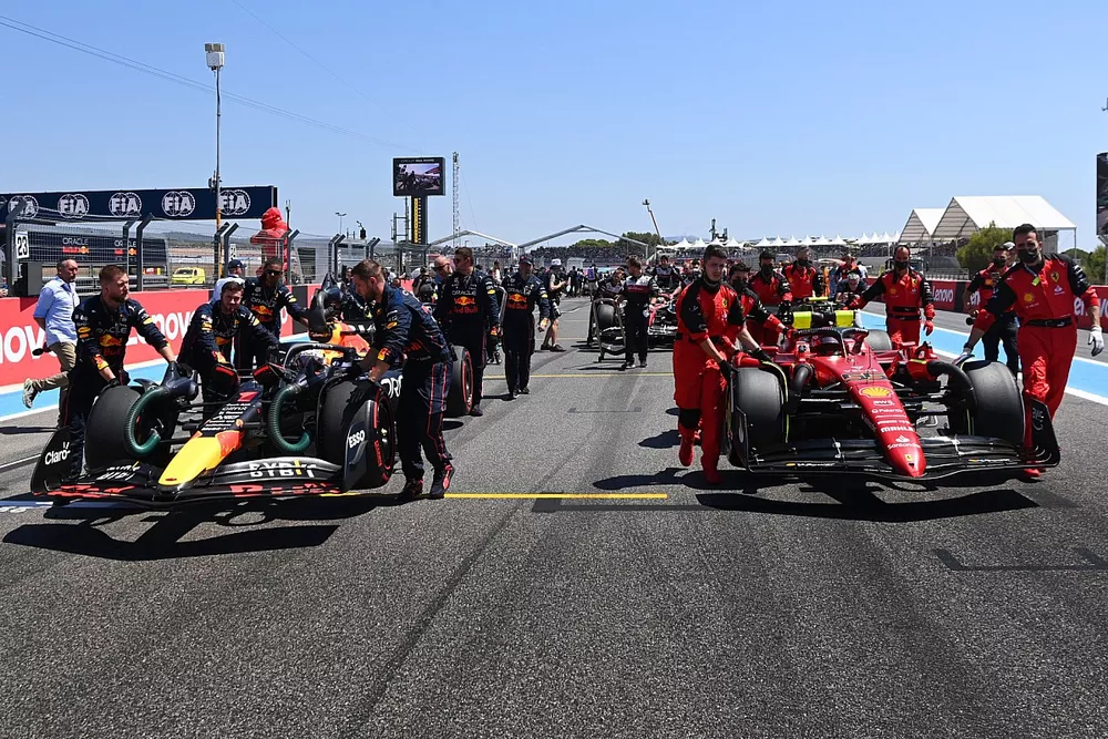 Max Verstappen, Red Bull Racing RB18, Charles Leclerc, Ferrari F1-75, llegan a la parrilla