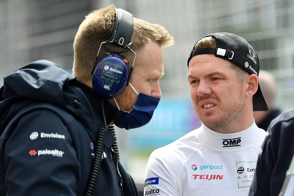 Nick Cassidy, Envision Racing talks with his engineer on the grid