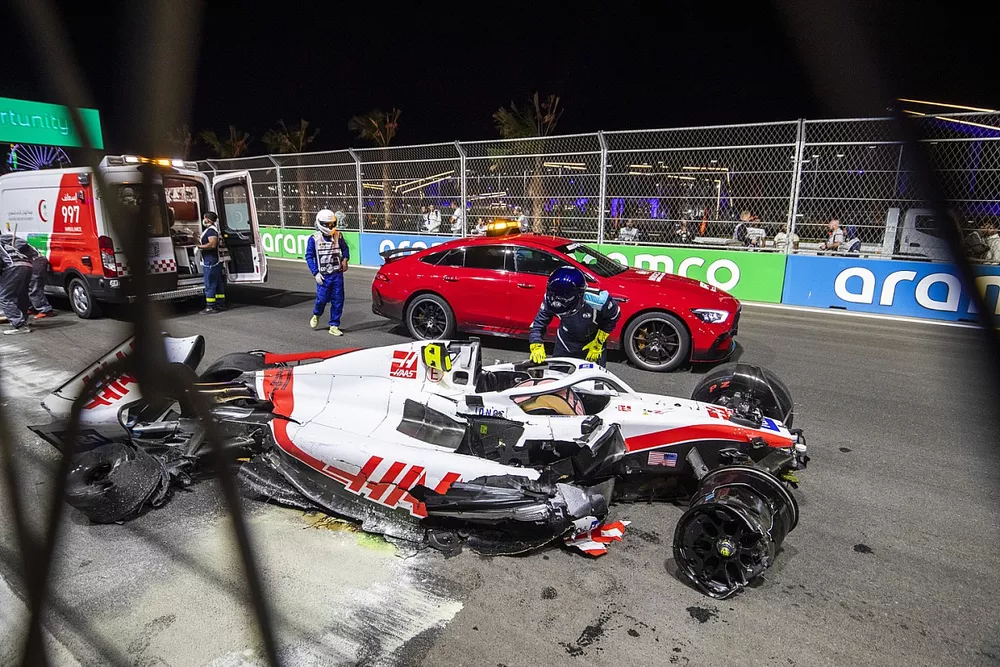 Los oficiales de pista asisten tras un accidente de Mick Schumacher, Haas VF-22, en la Q2