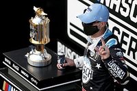 NASCAR: Após disputa insana, Harvick segura Kyle Busch e vence em Bristol