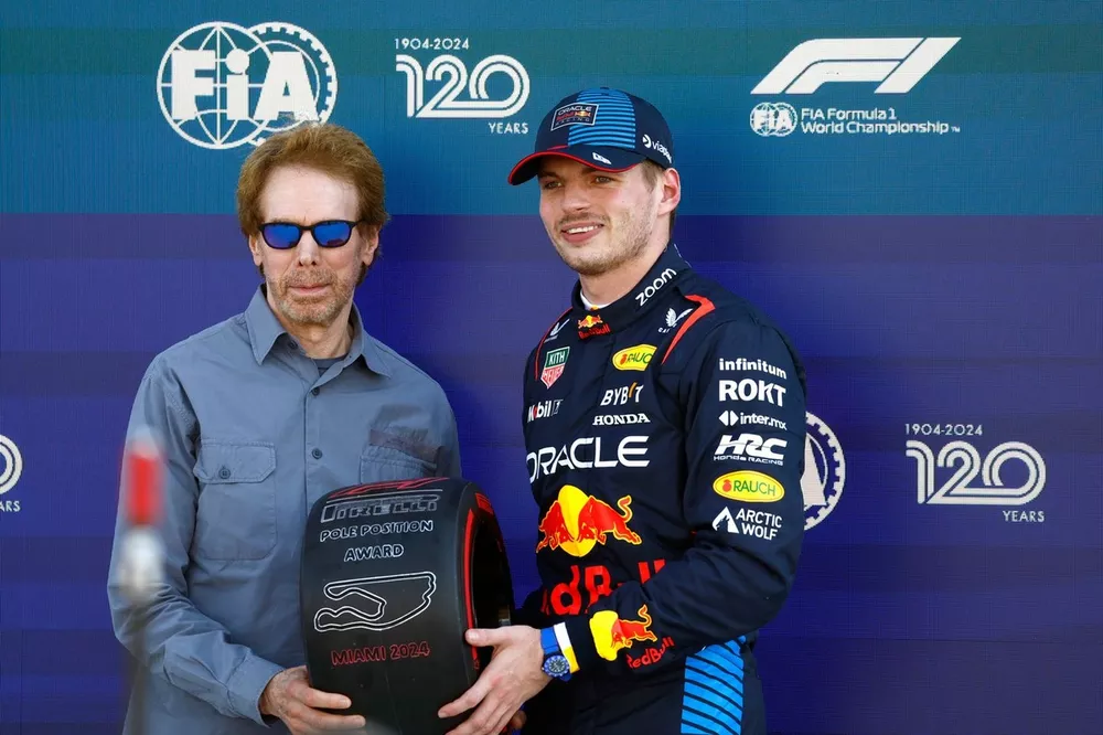 Max Verstappen, Red Bull Racing, recibe su premio Pirelli Pole Position de manos del productor de cine Jerry Bruckheimer.