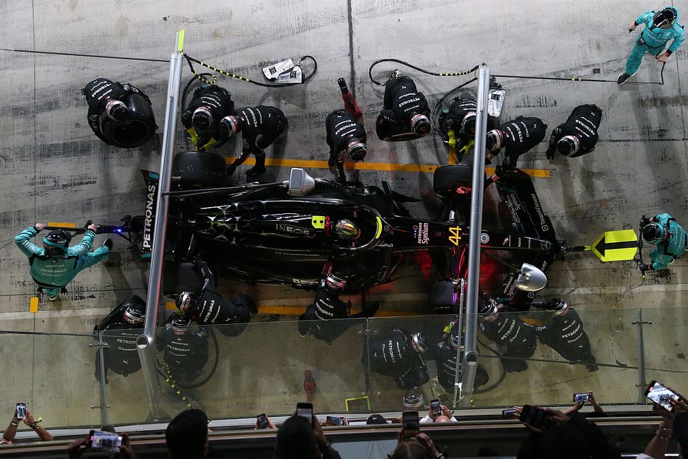 Mercedes-AMG realiza una parada en boxes en el coche de Lewis Hamilton, Mercedes F1 W14 