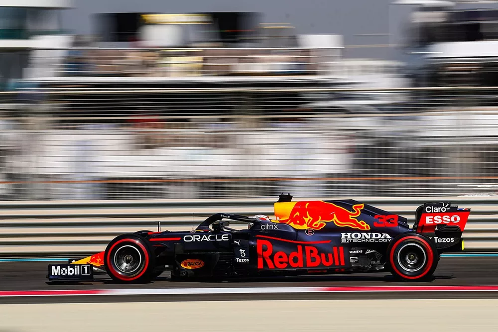 Max Verstappen, Red Bull Racing RB16B 
