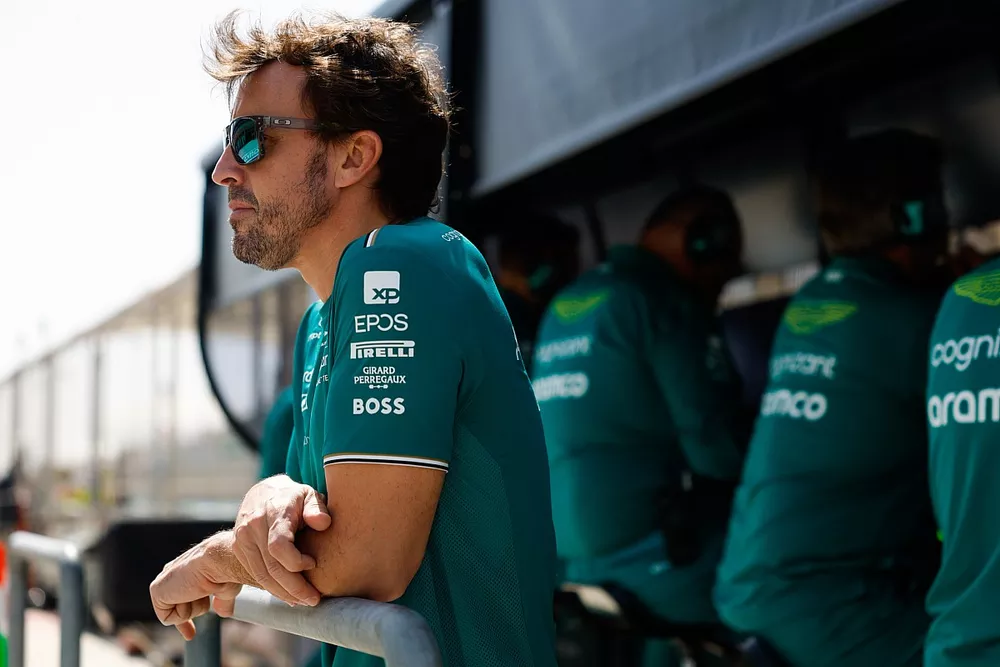 Fernando Alonso, Aston Martin F1 Team, sul muretto dei box
