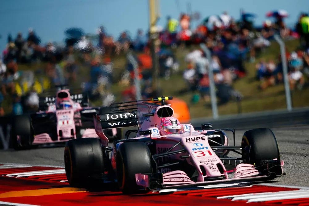 Esteban Ocon, Force India VJM10, delante de Sergio P&eacute;rez, Force India VJM10.