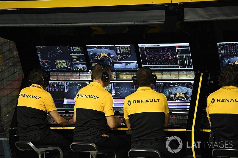 Renault Sport F1 Team pit wall gantry