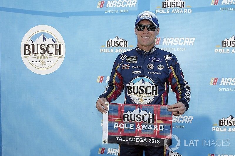 Ganador de la pole Kevin Harvick, Stewart-Haas Racing, Ford Fusion Busch Beer Flannel