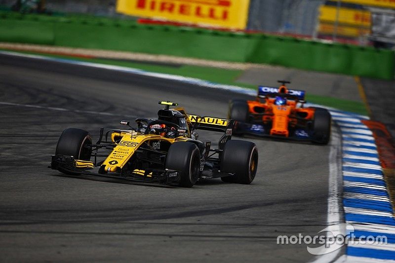 Carlos Sainz Jr., Renault Sport F1 Team R.S. 18, za nim Fernando Alonso, McLaren MCL33