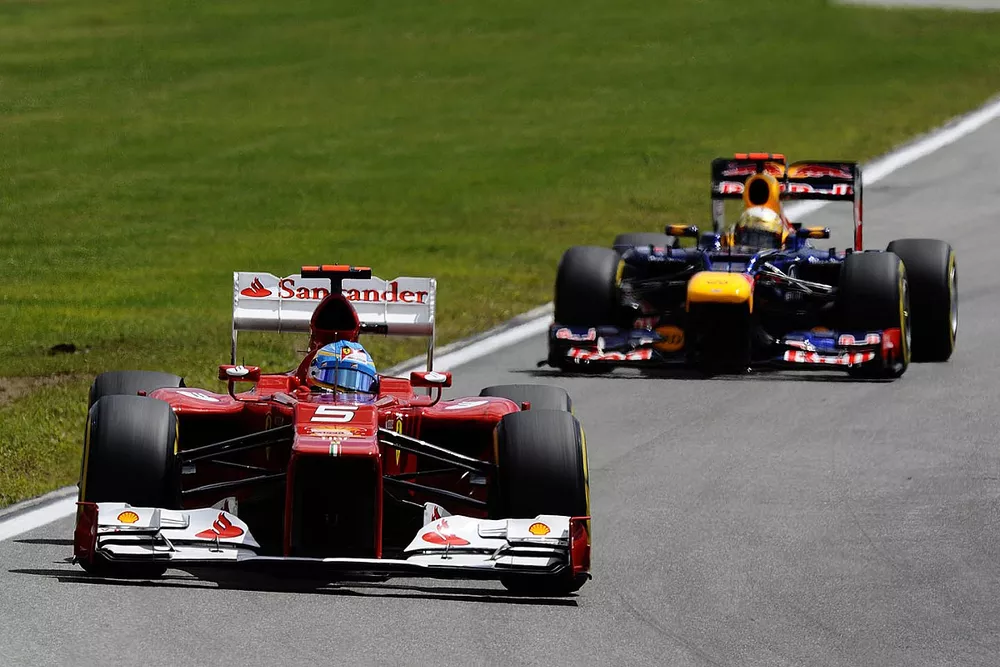 Fernando Alonso, Ferrari F2012 davanti a Sebastian Vettel, Red Bull Racing RB8