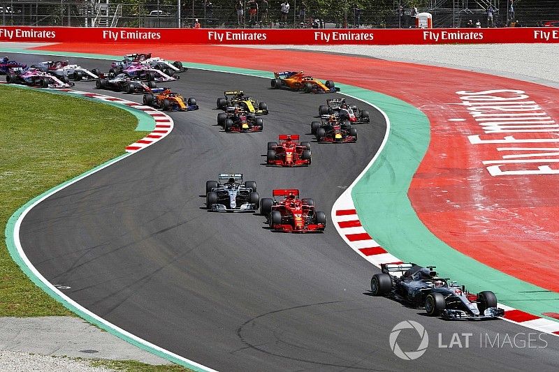 Start: Lewis Hamilton, Mercedes AMG F1 W09, leads Sebastian Vettel, Ferrari SF71H, Valtteri Bottas, Mercedes AMG F1 W09, Kimi Raikkonen, Ferrari SF71H, Max Verstappen, Red Bull Racing RB14 and the rest of the pack