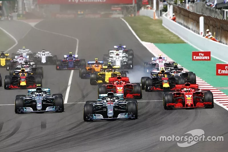 Start: Lewis Hamilton, Mercedes AMG F1 W09, leads Valtteri Bottas, Mercedes AMG F1 W09, Sebastian Vettel, Ferrari SF71H, Kimi Raikkonen, Ferrari SF71H, Max Verstappen, Red Bull Racing RB14 and the rest of the pack