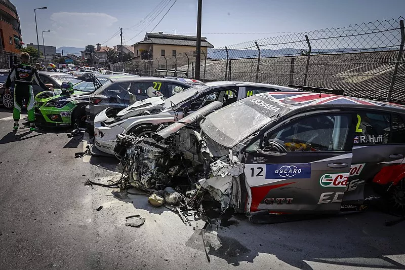 Auto Rob Huff, S&eacute;bastien Loeb Racing Volkswagen Golf GTI TCR na de crash