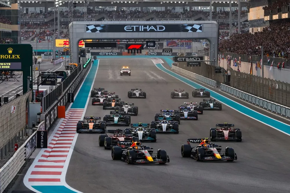 Max Verstappen, Red Bull Racing RB18, Sergio Perez, Red Bull Racing RB18, Charles Leclerc, Ferrari F1-75, Carlos Sainz, Ferrari F1-75, Lewis Hamilton, Mercedes W13, the rest of the field at the start