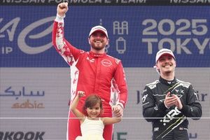 El especial momento del campeón del mundo de Fórmula E Rowland y su hija
