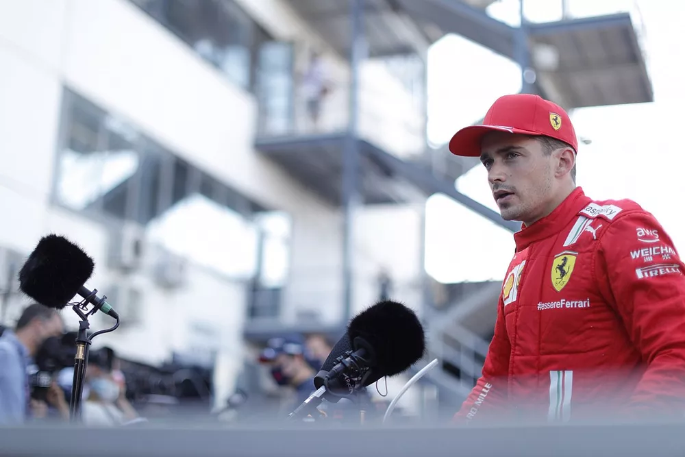 Charles Leclerc, Ferrari SF21, es entrevistado tras la clasificaci&oacute;n