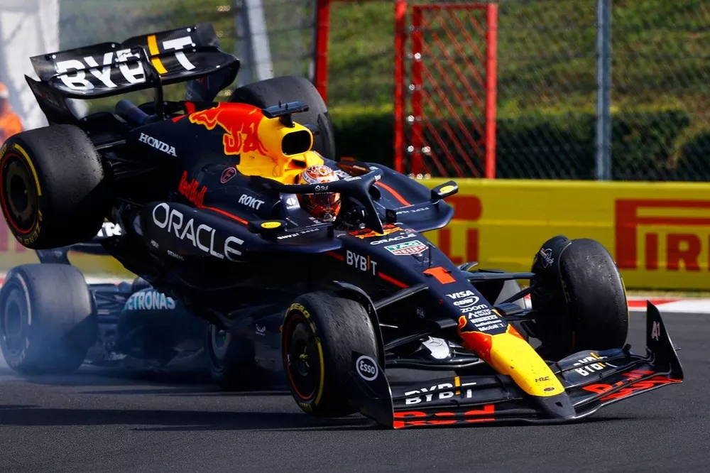 Choque de Max Verstappen, Red Bull Racing RB20, Lewis Hamilton, Mercedes F1 W15