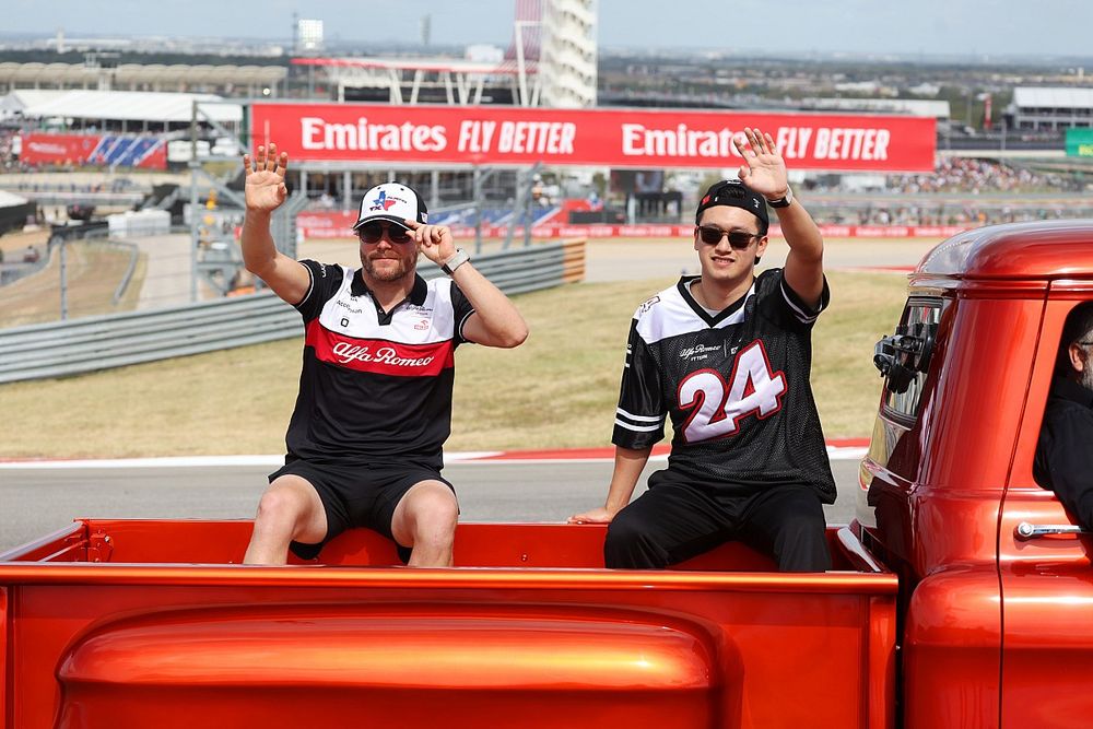 Valtteri Bottas, Alfa Romeo F1 Team, with Zhou Guanyu, Alfa Romeo F1 Team
