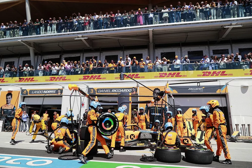 Lando Norris, McLaren MCL36, makes a pit stop