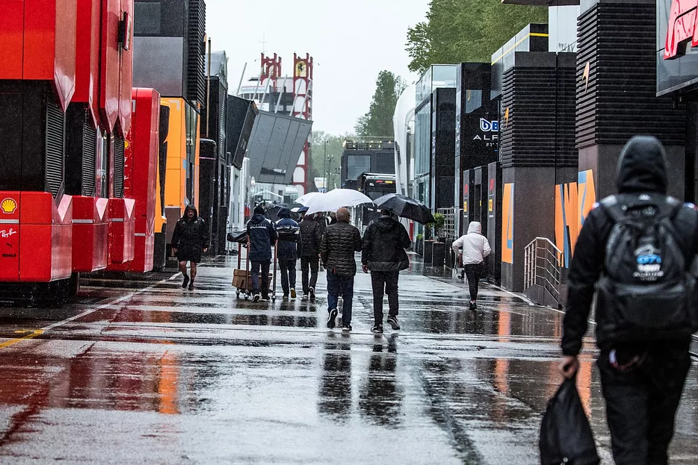 Ma&ntilde;ana de lluvia en el paddock