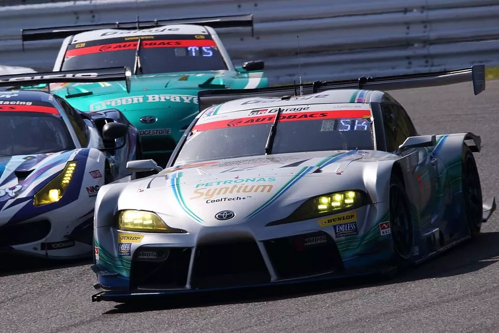 #60 Syntium LMcorsa GR Supra GT, #9 PACIFIC hololive NAC Ferrari