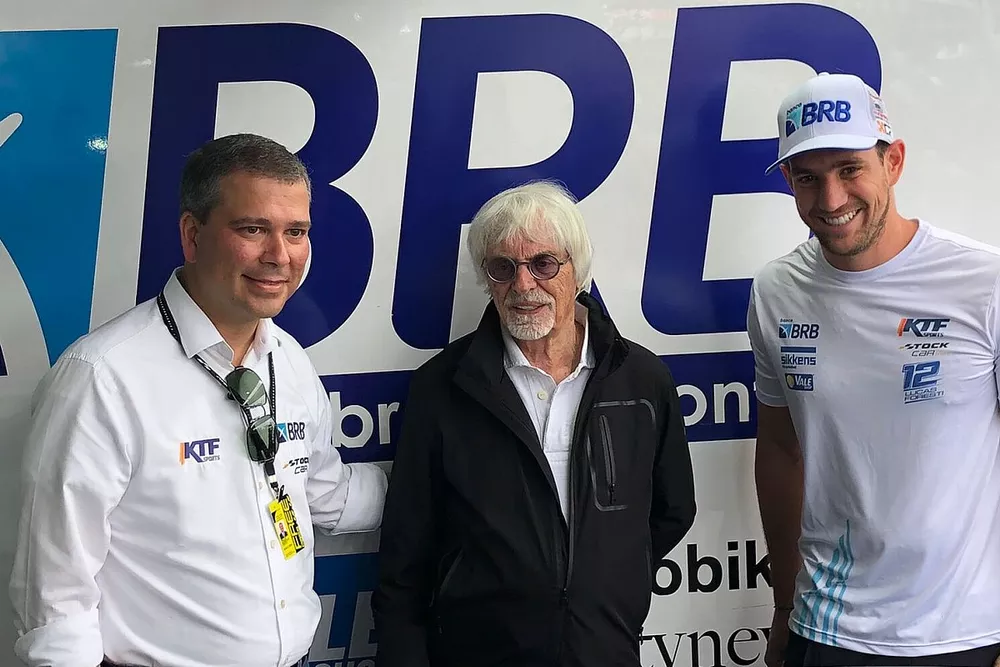 Presidente do BRB, Bernie Ecclestone e Lucas Foresti no box da equipe KTF Sports no Velocitta