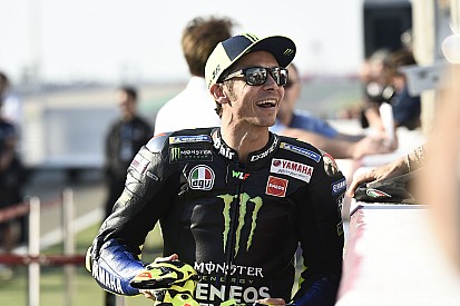 Hamilton a MotoGP nyitóhétvégéjén Katarban: "Őrült lenne Rossival egy pályán motorozni"