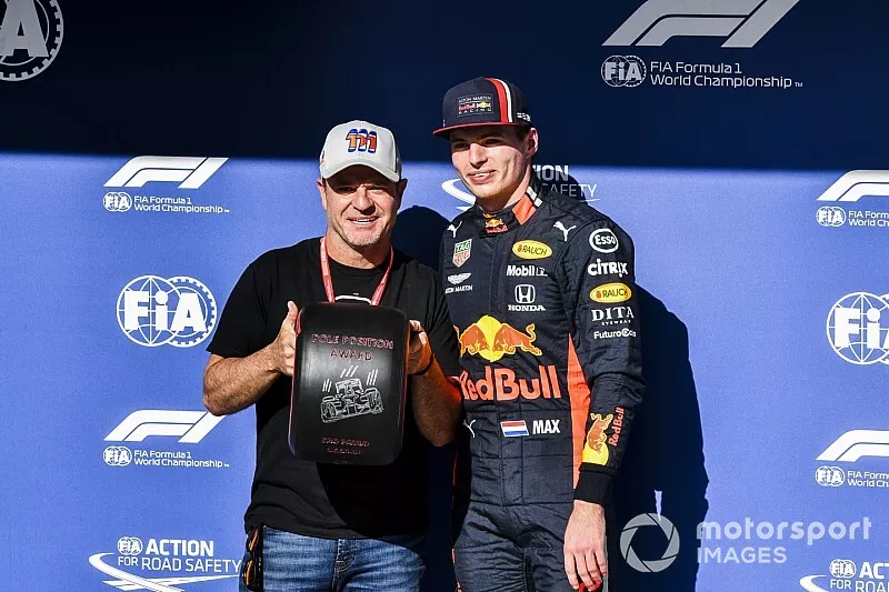 Pole Sitter Max Verstappen, Red Bull Racing receives the Pirelli Pole Position Award from Rubens Barrichello